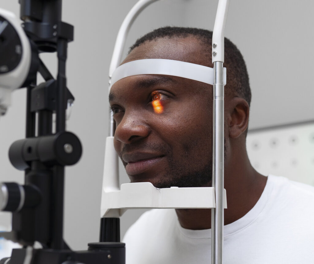 ophthalmologist-doctor-consulting-patient-mobile ophthalmologist-doctor-consulting-patient-mobile